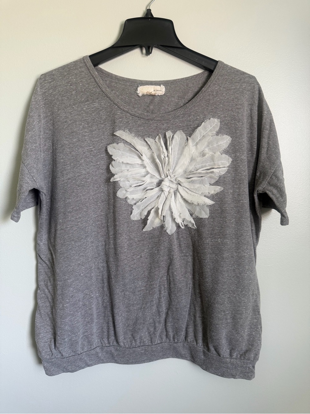 A'Reve Gray Short Sleeve Tee with White Floral Applique Size large